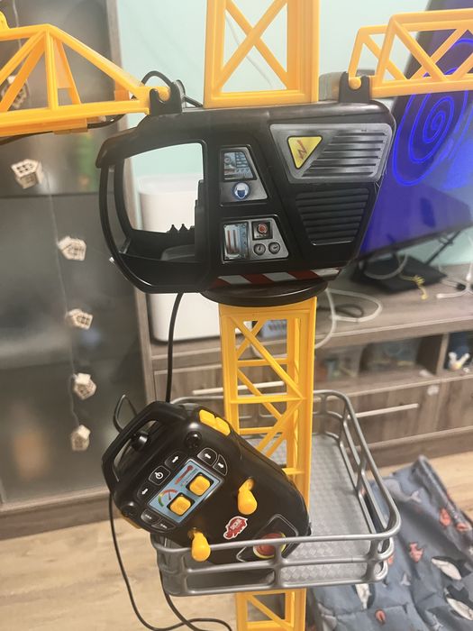 Дитячий кран на пульті