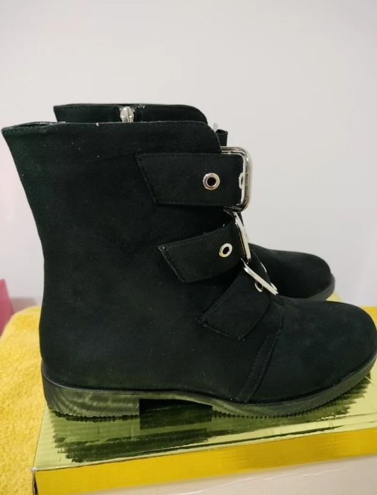 Vende-se botas pretas novas