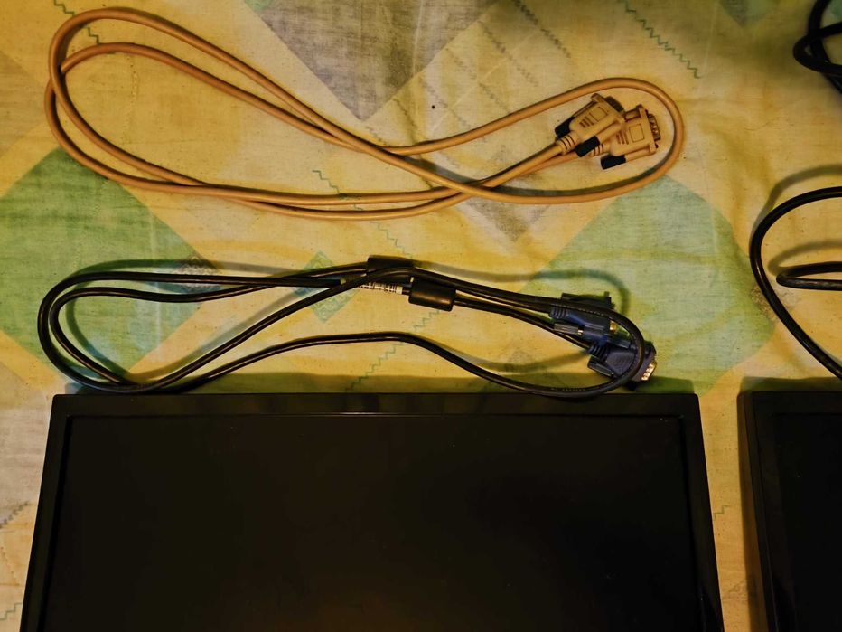 FUJITSU L3190T monitors in perfect condition. (Cables included)64730009563651122