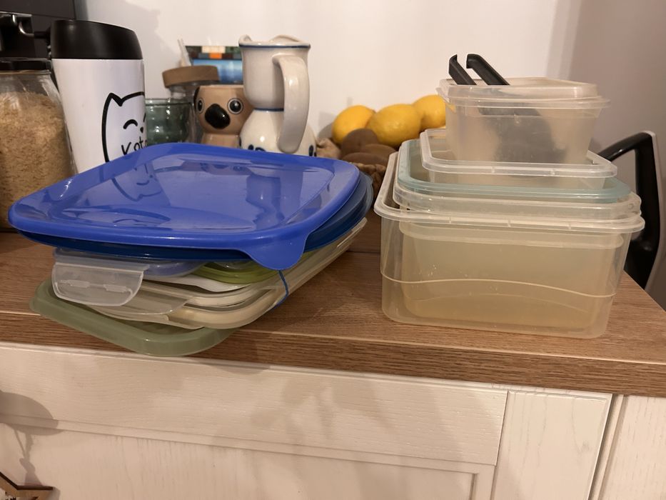 Plastikowe pojemniki z pokrywkami