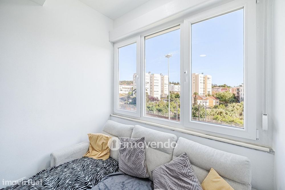 Apartamento T2 remodelado, com cozinha equipada, em Benfica