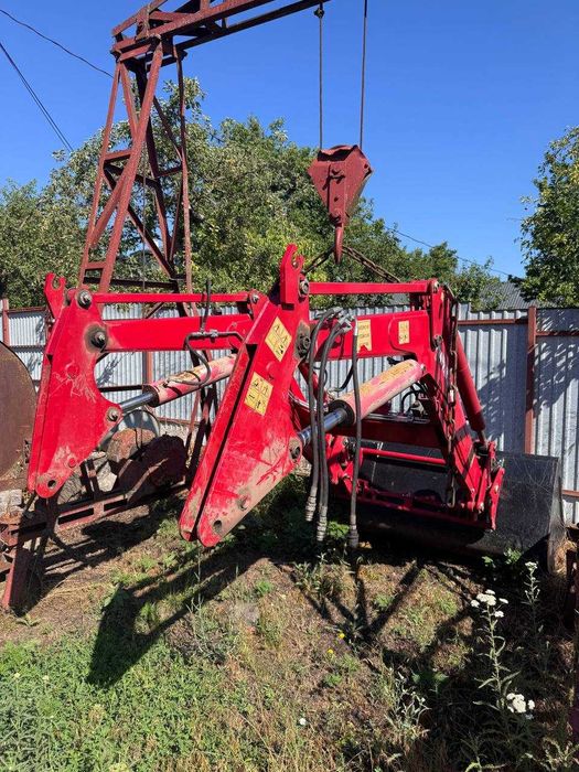 Фронтальний навантажувач PGF-1600 Червона Зірка