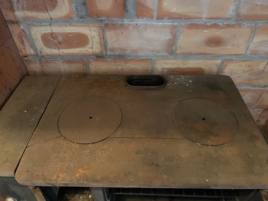 Fogão antigo a lenha – ferro fundido, rústico