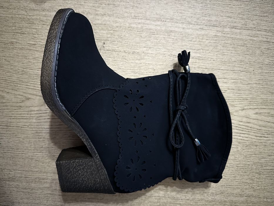 Kozaki krótkie ażurowe czarne skóra na słupku Bless roz. 38