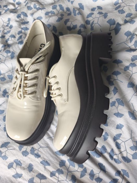Buty beżowe Cropp 39
