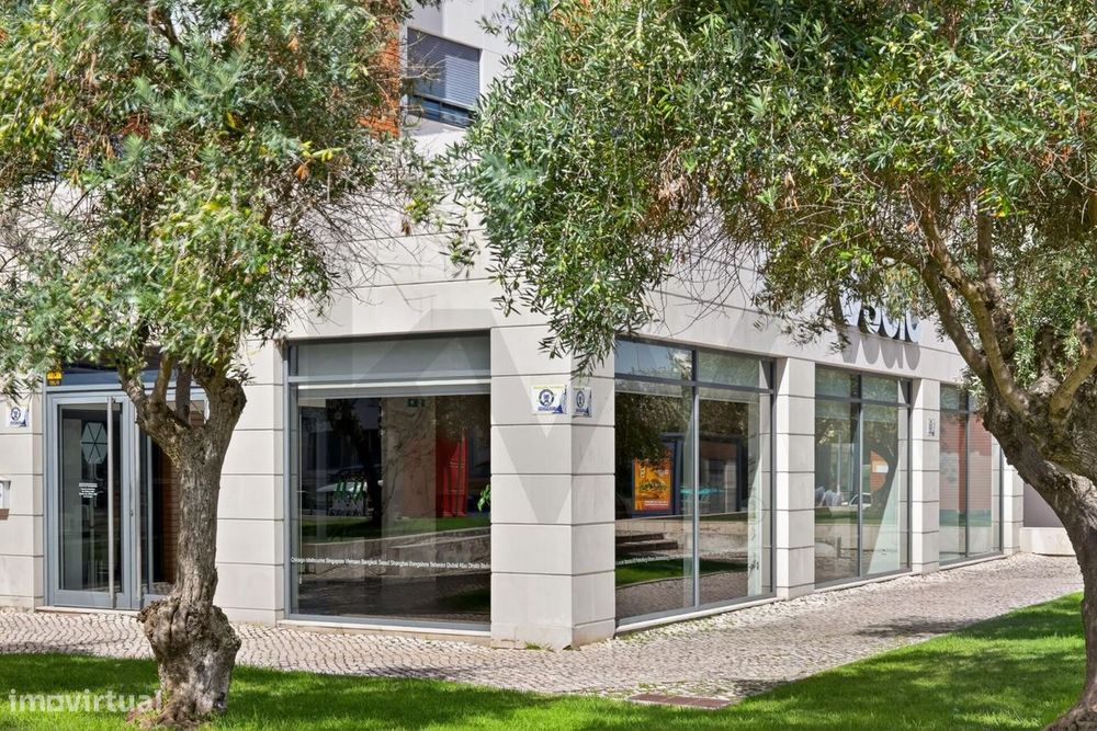 Loja/Escritório com 300 m2, 2 lugares de garagem –  Av Infante D. Henr