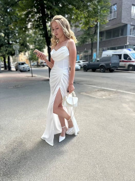 Сукня, каблуки весільне