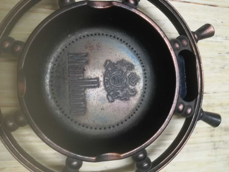 Louças entre outras coisas colecionáveis antiguidades