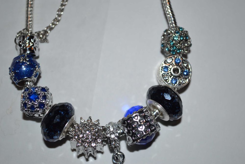 Bransoletka z charmsami