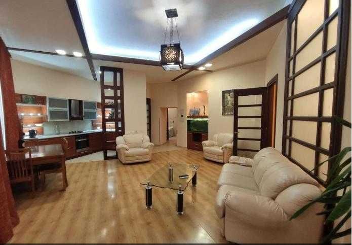 Подобово 3 к Майдан, вул. Софіївська 4.