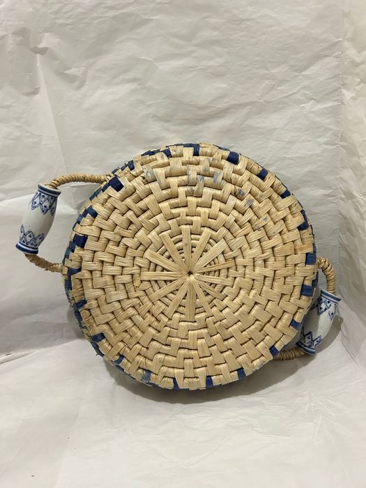 Cesto de verga com pegas de porcelana