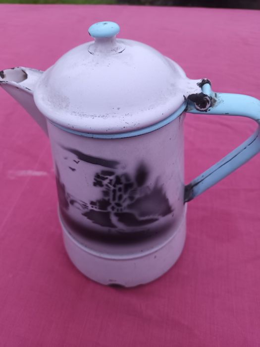 Cafeteira em esmalte na cor rosa e azul.  Rara