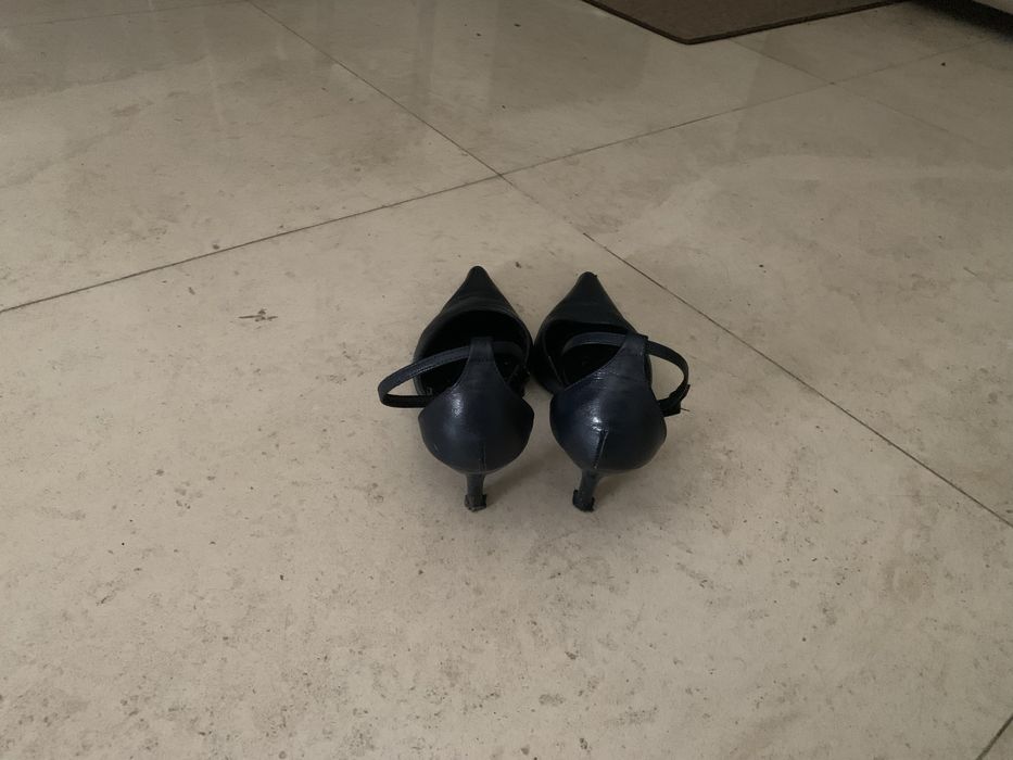 Sapatos / stilettos azuis escuros de pele n38