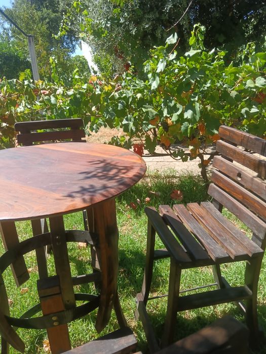 Cadeiras altas e mesa rústicas feitas de madeira de pipos