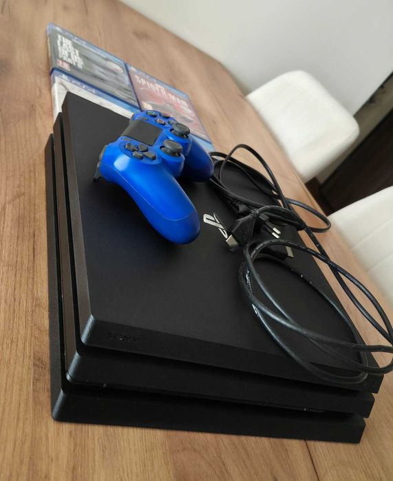 Konsola PS4 pro 1T pad 4 gry