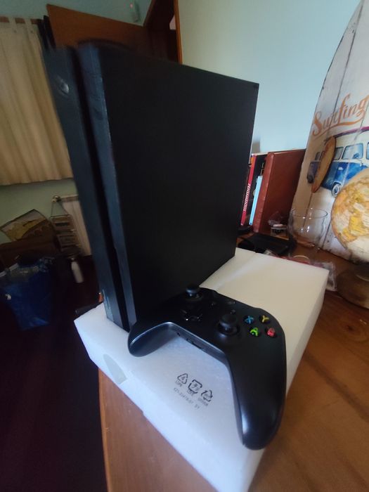 Xbox One X  ( 1 Tb )