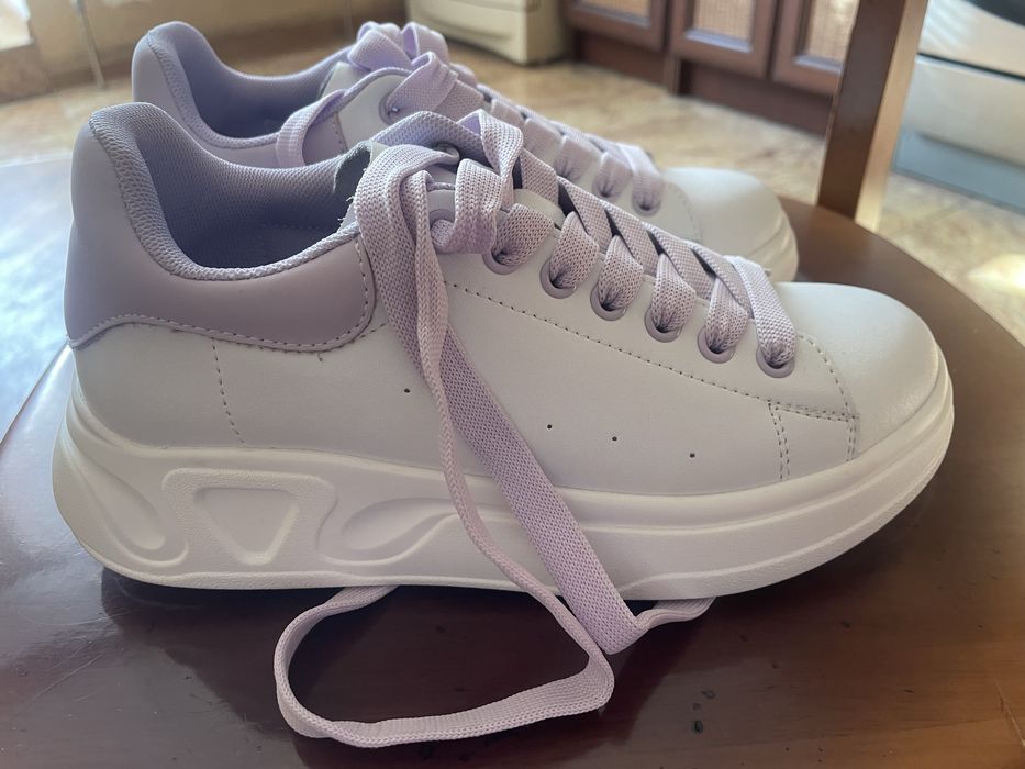 Нові кожані жіночі кросівки ESTRO р.36