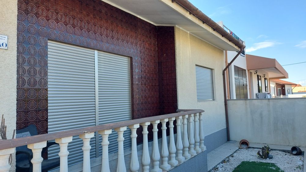 Aplicações e reparações de estores, persianas e caixilharia de PVC.