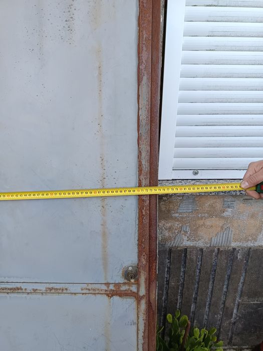 Porta de ferro com aduela