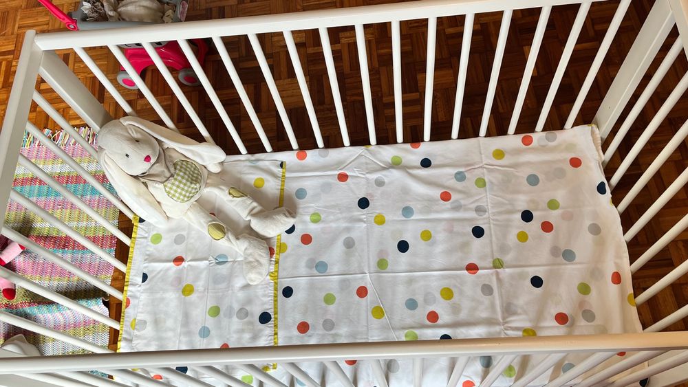 Berço com colchão e roupa de cama incluído