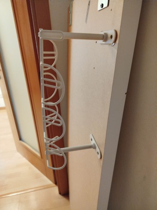 Tampo de mesa IKEA Lagkapten, 2 pernas IKEA Olov e suporte para prender a mesa à estante Kallax.