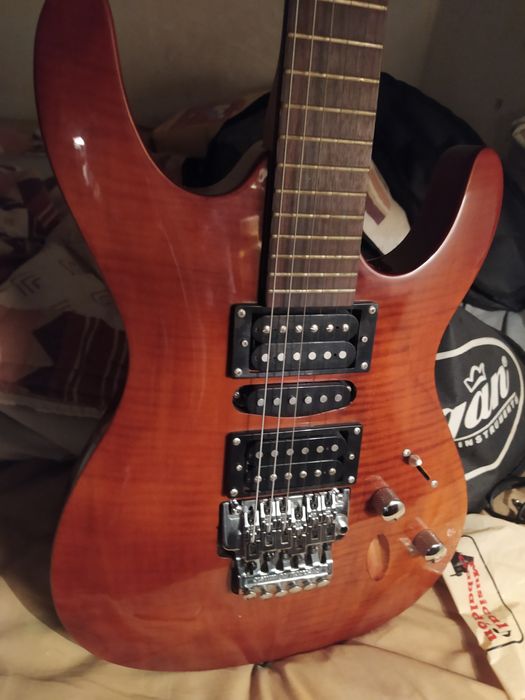 Guitarra elétrica Logan, com ponte estilo Floyd Rose