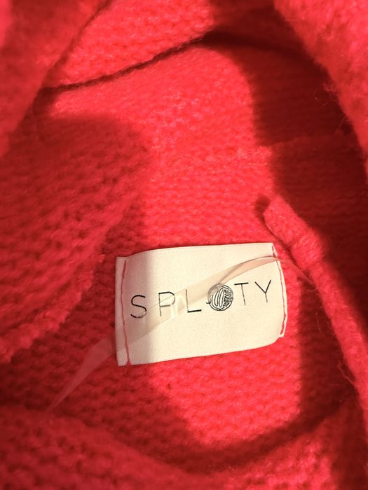 Różowy luźny sweterek z kapturem fuksja Sploty neon