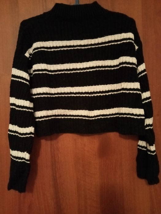 Sweter damski w paski.