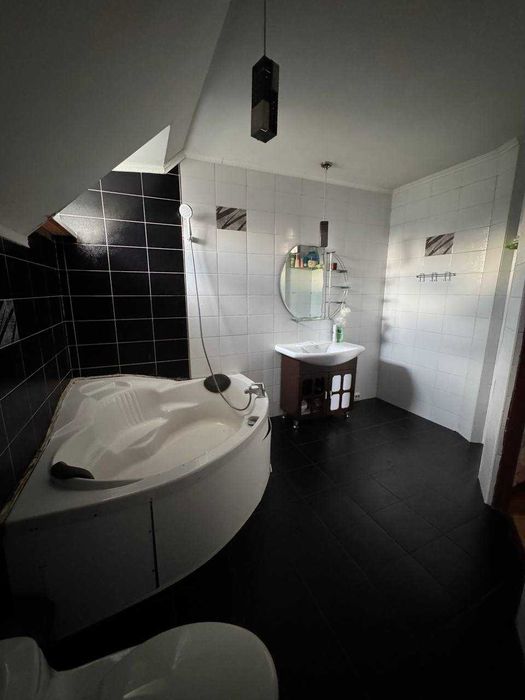 Гарний просторий будинок у передмісті Одеси