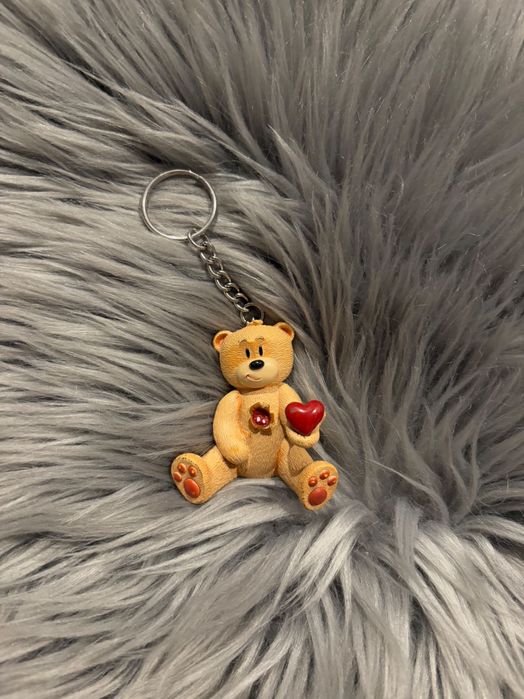 Brelok breloczek miś z sercem na dłoni walentynki