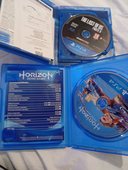 PS4 Branco com dois comandos como novo +  2 jogos.