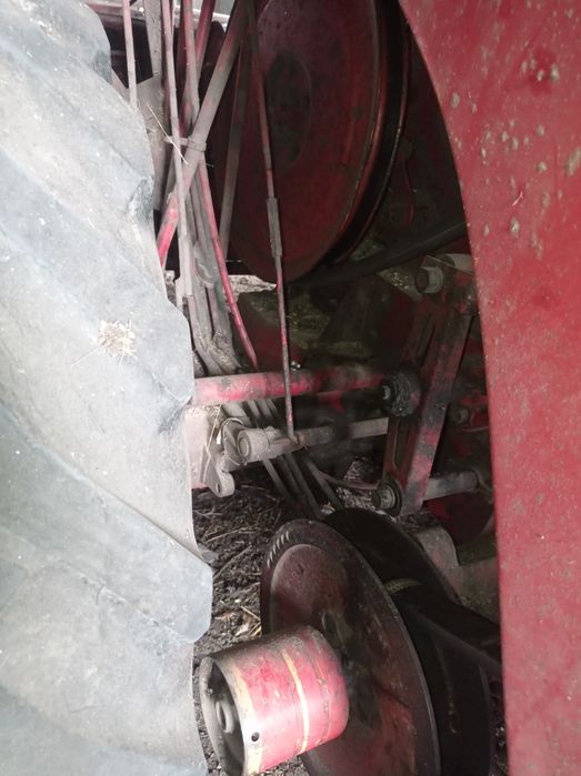 Продається комбайн IH  8-61 , та в придачу купа запчастин