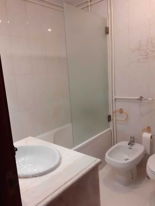 INDISPONÍVEL - Quarto individual a estudante ou jovem trabalhadora. Localização excelente junto ao metro da Ameixoeira (Lumiar) - linha amarela