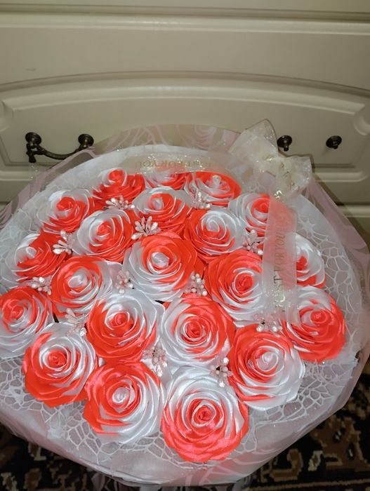 Букет роз и хризантемы из атласной ленты