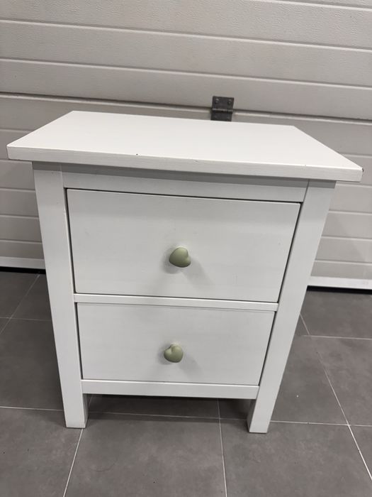 Conjunto de cubos e cadeira, mesa de cabeceura e cadeira