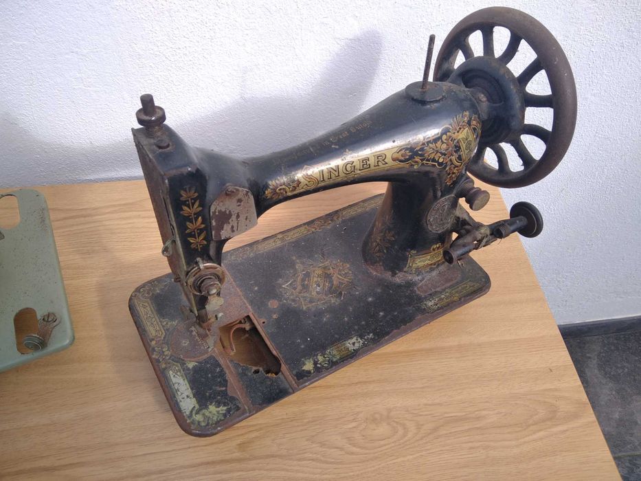 Máquinas de costura antigas OLIVA e SINGER