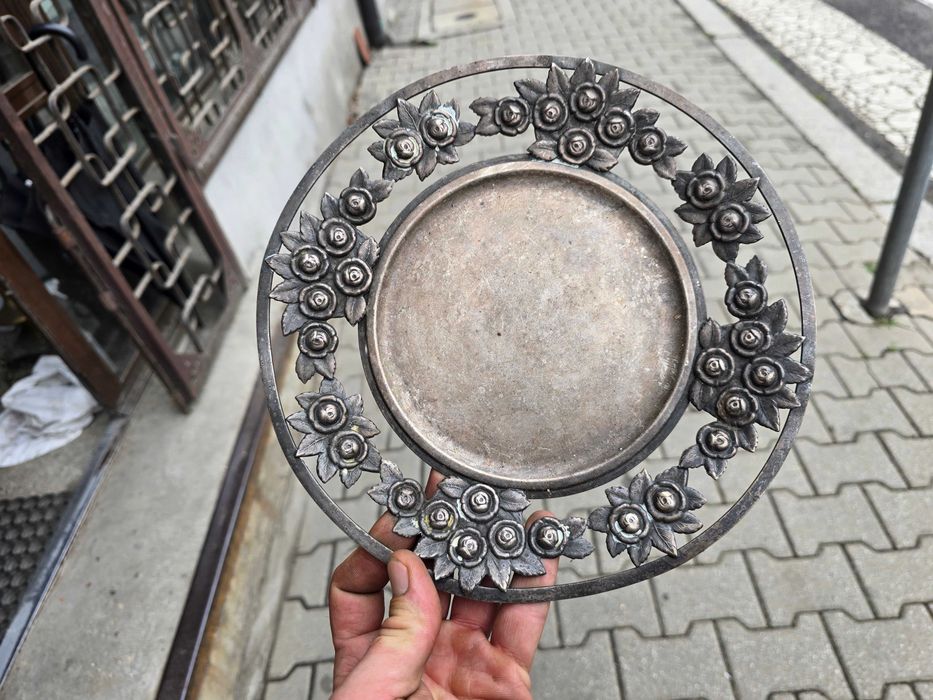 Stara posrebrzana patera met kwiaty