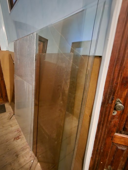 Прирізка, обробка,порізка скла та дзеркал.Послуги зі скління