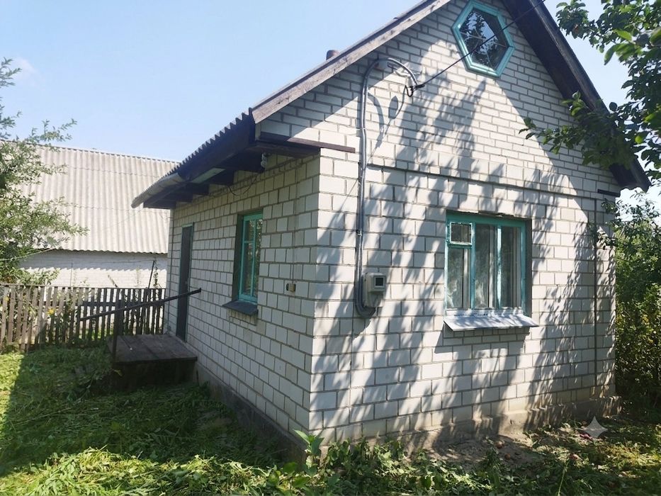 Ділянка з фундаментом та невеликим будинком