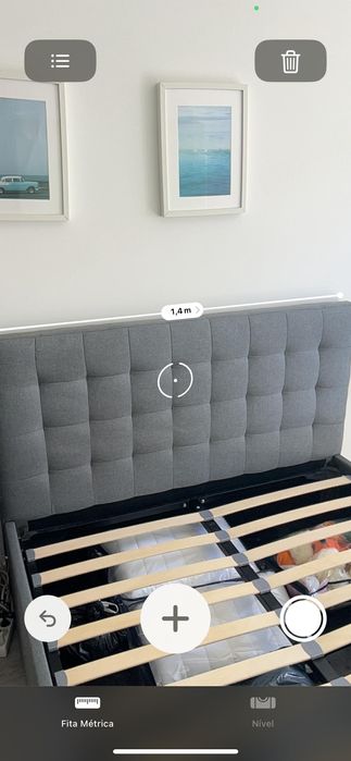 Cama com cabeceira e estrado elevatório