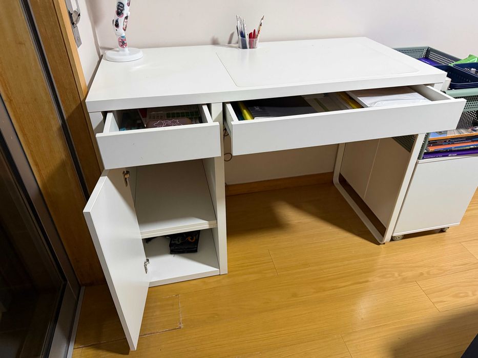 Secretária, branco, 105x50 cm (MICKE) + Carrinho, branco/verde acinzentado (ÖVNING IKEA)