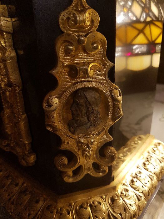 Francuski zegar kominkowy, stojący z figurą J.GUTENBERGA -Brąz 78 cm