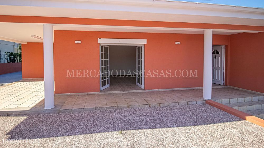 Térrea, com terraço, jardim, aproveitamento de sótão e uma garagem...