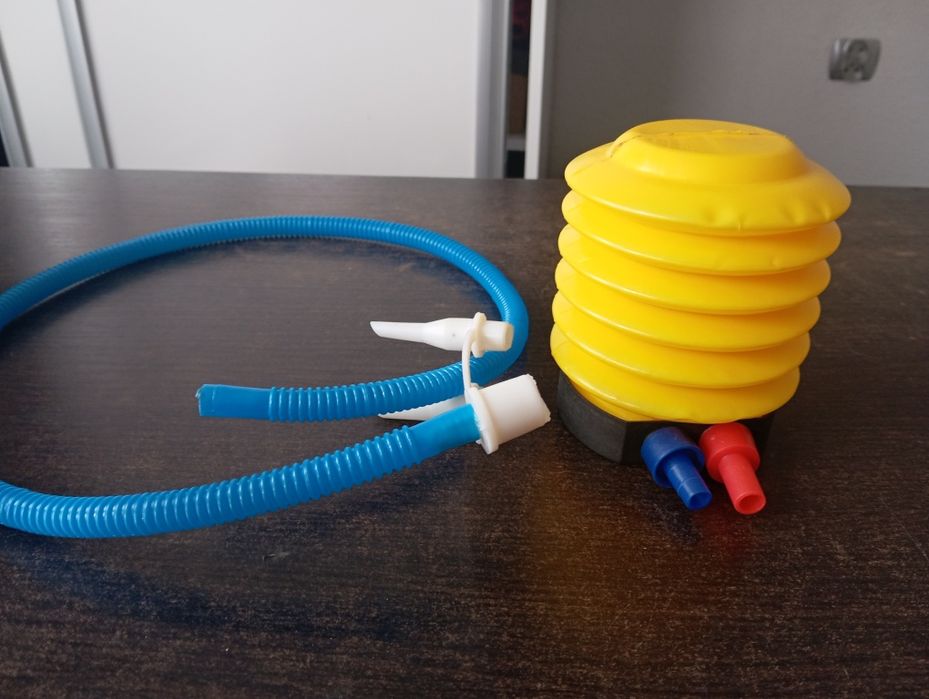 Pompka ręczna np do materacy