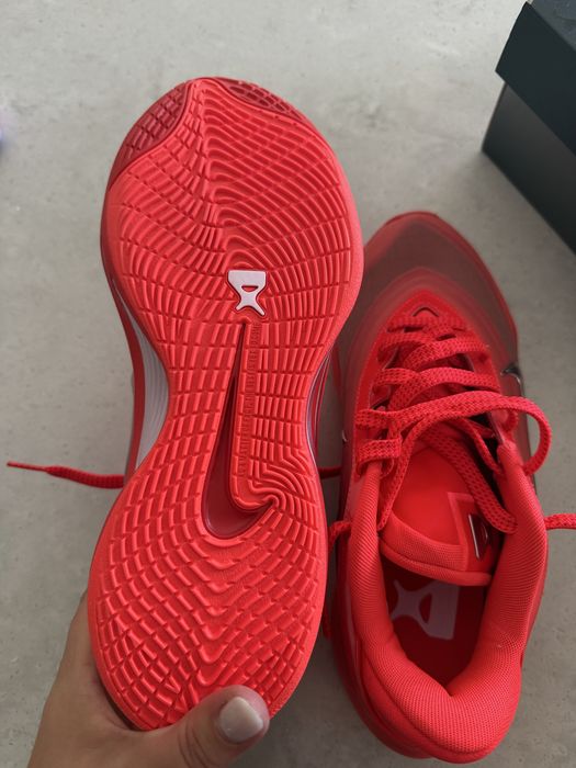 Нові кросівки Nike