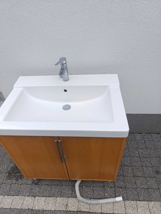 Szafka łazienkowa z umywalką i bateria