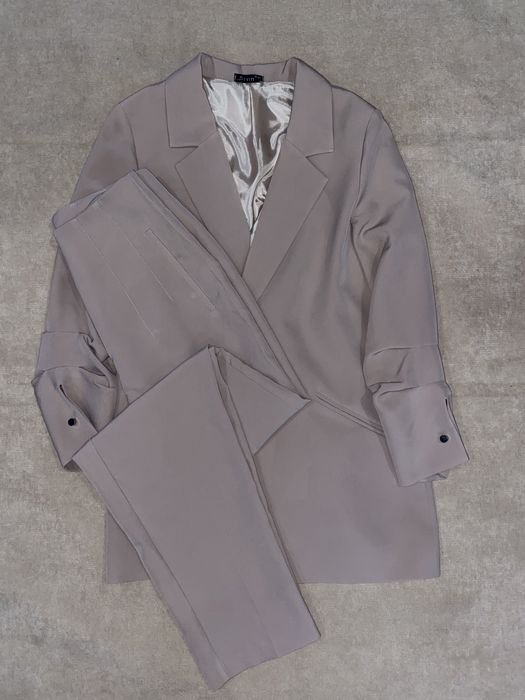 Костюм бежевый офисный новый