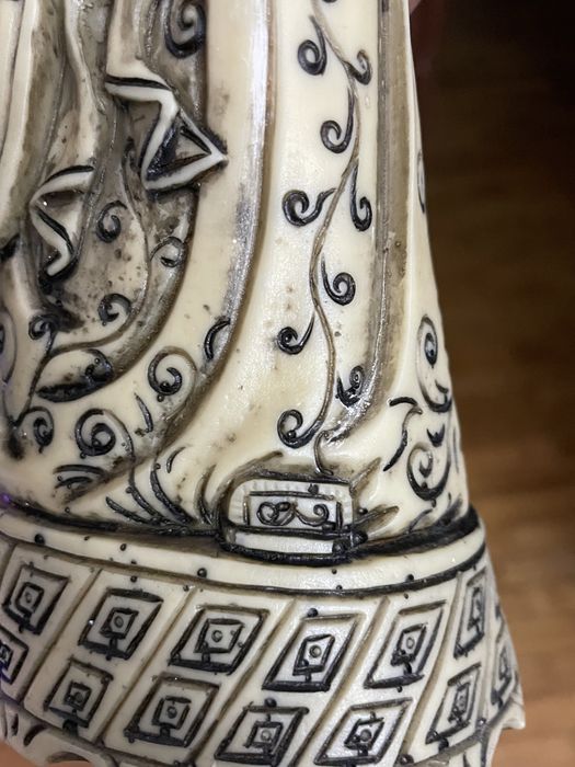 Estatueta em Marfinite esculpida à mao
