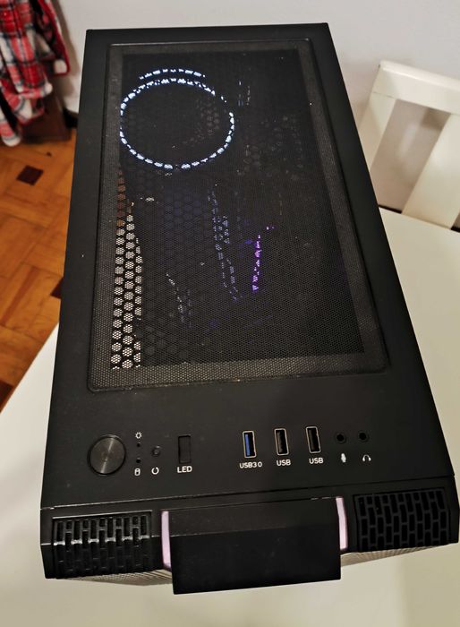 Computador torre gaming.