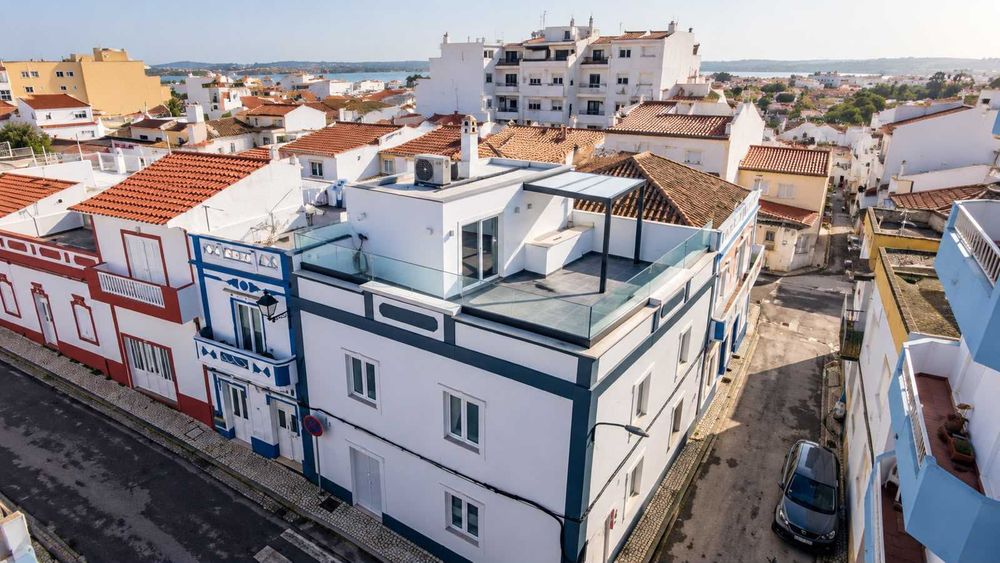 Moradia T3 Renovada no Centro de Lagoa com Terraço 35 m²
